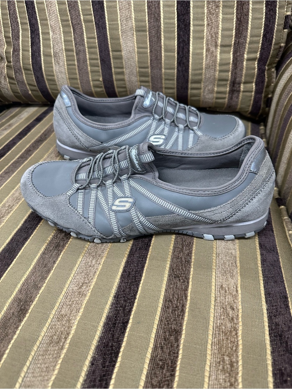 Skechers relaxed fit lift relive casual sneakers size 10 women’s grey